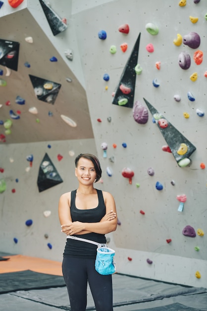 Donna asiatica che sta nel club rampicante