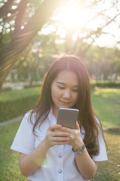 Donna asiatica che utilizza smartphone