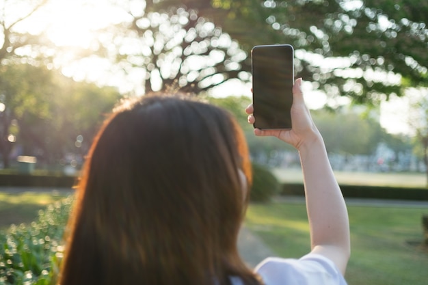 Donna asiatica che utilizza smartphone