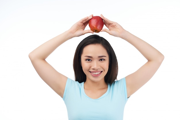 Donna asiatica con mela rossa