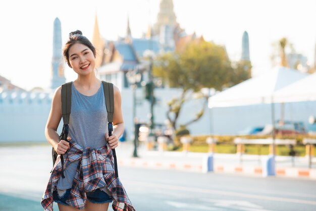Donna asiatica del viaggiatore che viaggia e che cammina a Bangkok, Tailandia