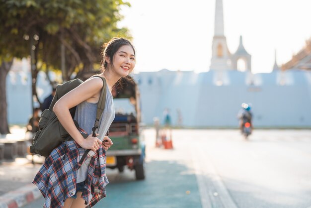 Donna asiatica del viaggiatore che viaggia e che cammina a Bangkok, Tailandia