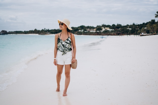 Donna asiatica in vacanza in spiaggia