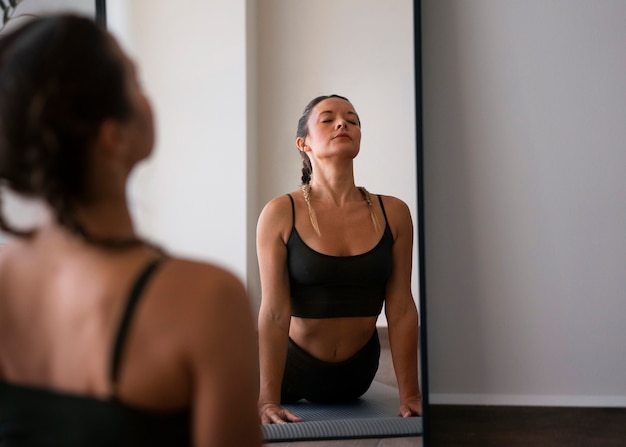 Donna atletica adulta che si esercita e si allena