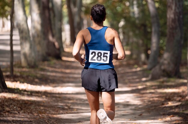 Donna atletica che partecipa a una corsa campestre