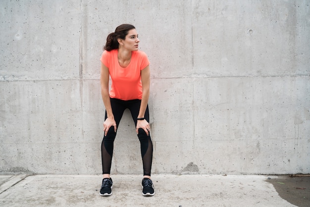 Donna atletica in pausa dall'allenamento.