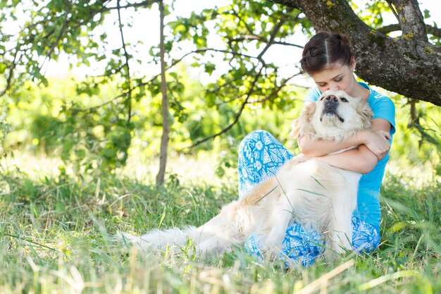 Donna attraente con cane