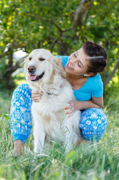 Donna attraente con cane