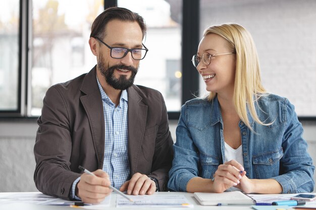 Donna bionda che ha conversazione con un collega di lavoro