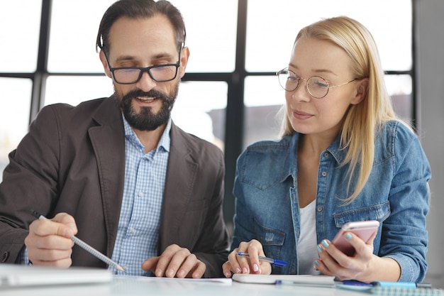 Donna bionda che ha conversazione con un collega di lavoro