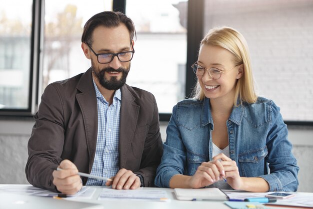 Donna bionda che ha conversazione con un collega di lavoro