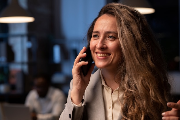 Donna bionda che parla al telefono