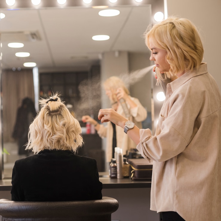 Foto gratuito donna bionda che si fa fare i capelli