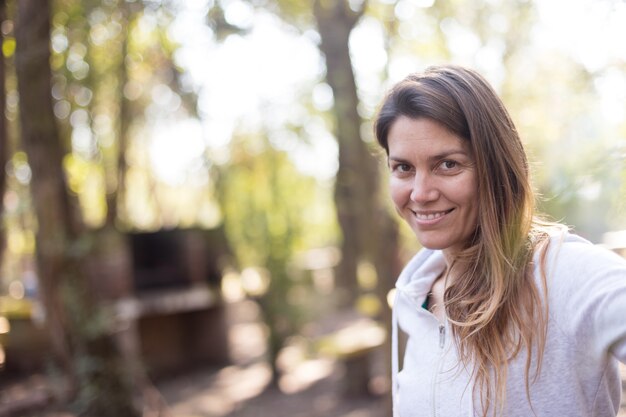 Donna bionda con un grande sorriso prima di iniziare a correre