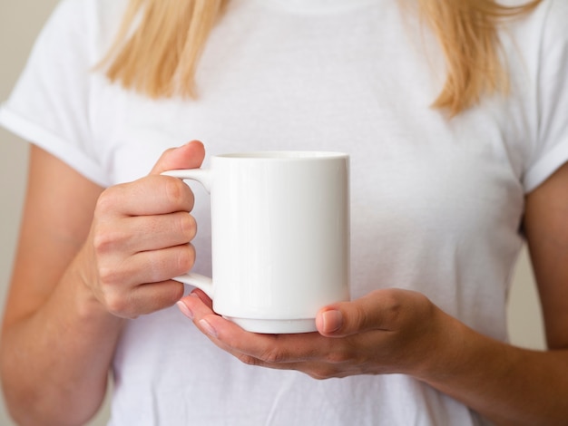 Donna bionda del primo piano con la tazza