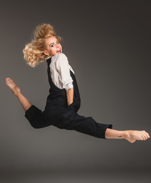 Donna bionda di bellezza nel salto di balletto