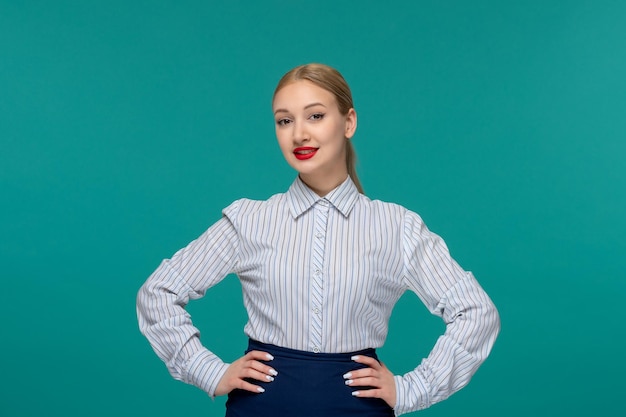 Donna bionda graziosa di affari in vestito dell'ufficio che mette le mani sulla vita