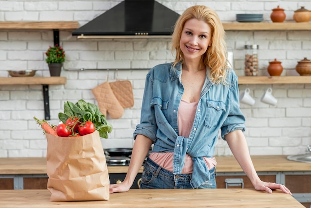 Donna bionda in cucina