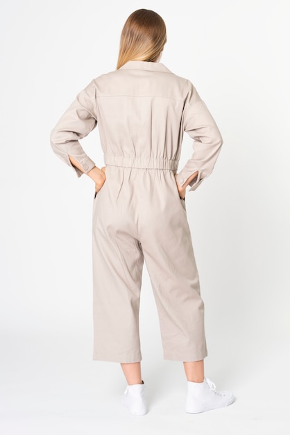 Donna bionda in tuta beige con abbigliamento streetwear spazio di design