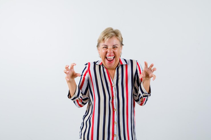 Foto gratuito donna bionda matura con una camicia a righe verticali