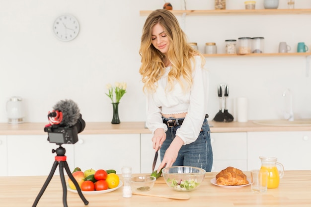 Donna blogger in cucina