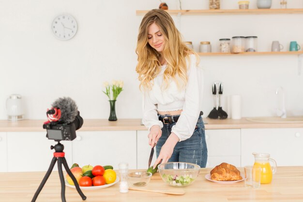 Donna blogger in cucina