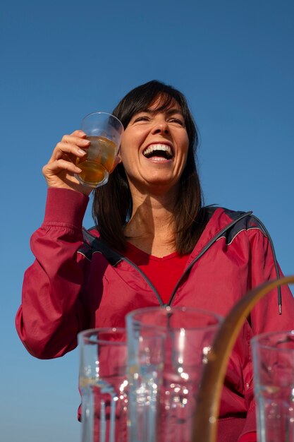 Donna brasiliana che beve guaranà all'aperto