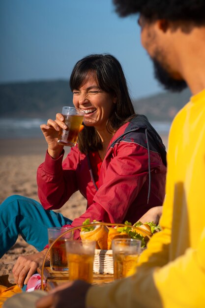 Donna brasiliana che beve guaranà all'aperto