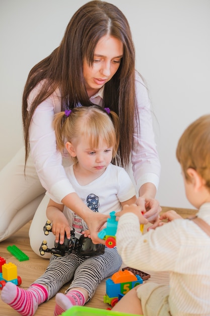 Donna bruna che gioca con i bambini