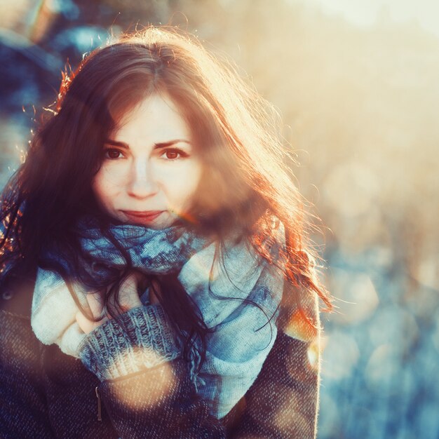 donna bruna con sciarpa in una giornata fredda