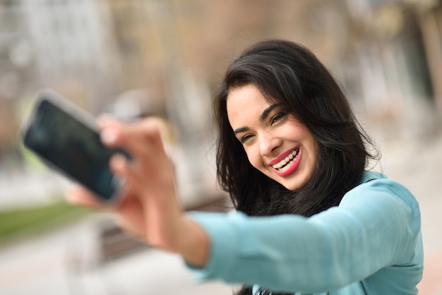 donna bruna con un grande sorriso di scattare una foto