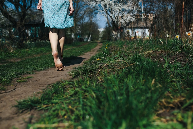 donna camminare a piedi nudi sul terreno