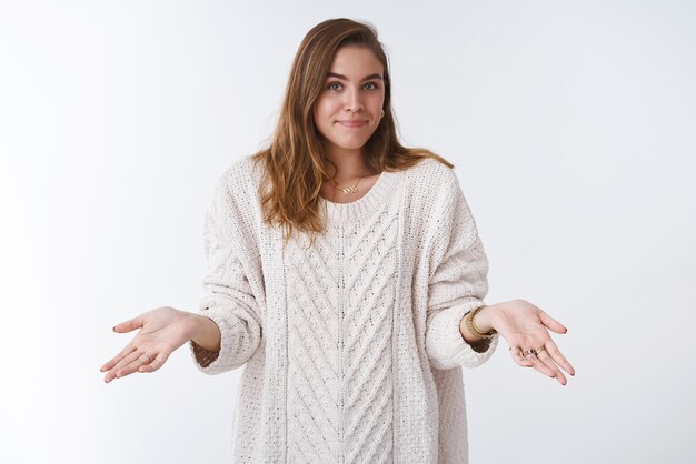 donna capelli corti sciolti accogliente maglione alzando le mani di lato sorridente goffo inconsapevole