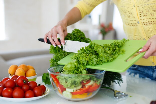 donna carina a casa con insalata