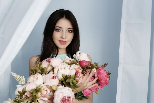 Donna carina con bouquet floreale