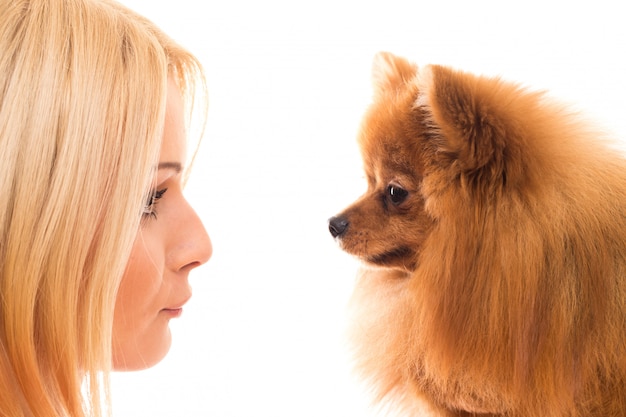 Donna carina con un cane