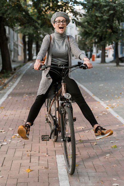 Donna carina scherzare sulla sua bici