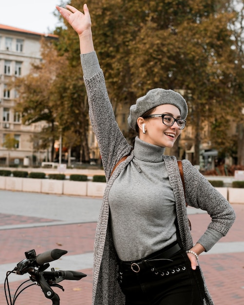 Donna carina scherzare sulla sua bici