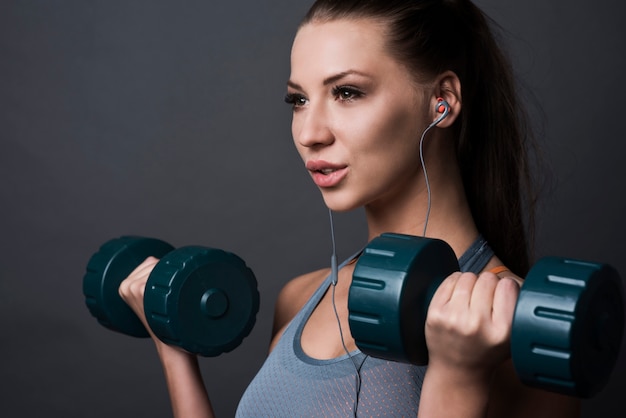 Donna castana che indossa abiti sportivi