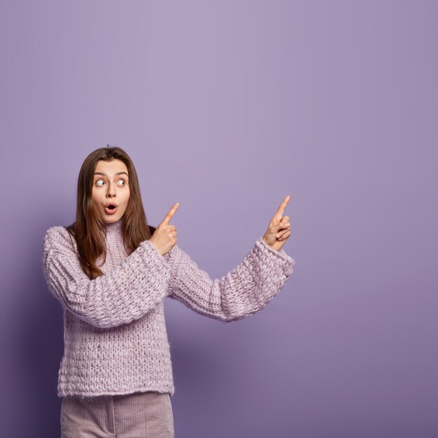 Donna castana che indossa un maglione lavorato a maglia