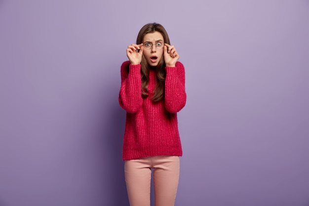 Donna castana che indossa un maglione lavorato a maglia