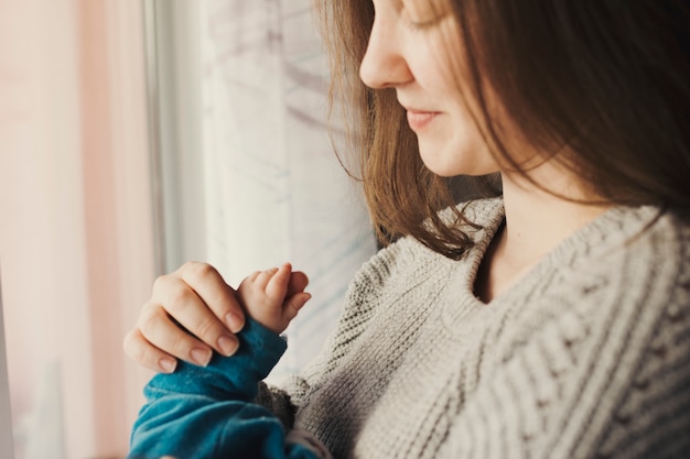 Donna castana che tiene bambino in braccia