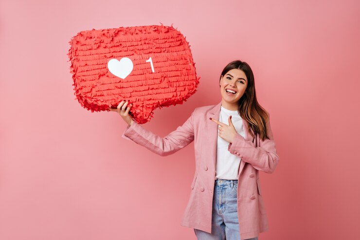 Foto gratuito donna castana che tiene come icona. studio shot della ragazza caucasica con il simbolo della rete sociale.