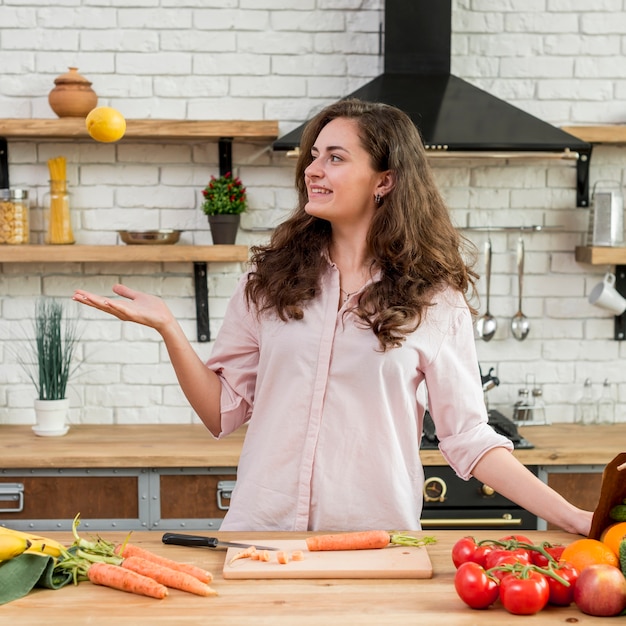 Donna castana in cucina