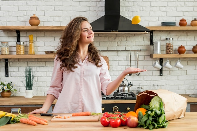 Donna castana in cucina