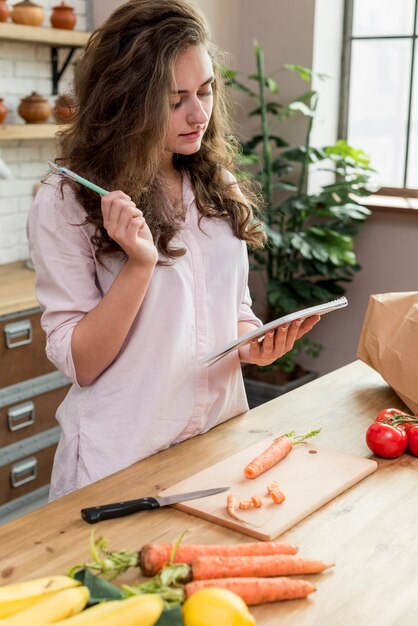 Donna castana in cucina