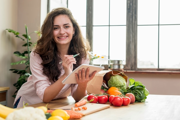 Donna castana in cucina