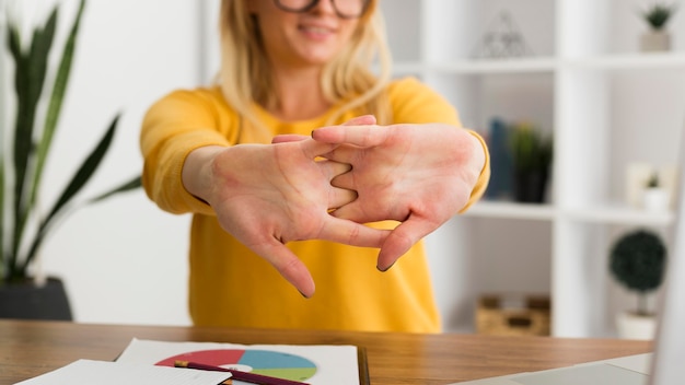 Donna casuale che prende una pausa dal lavoro