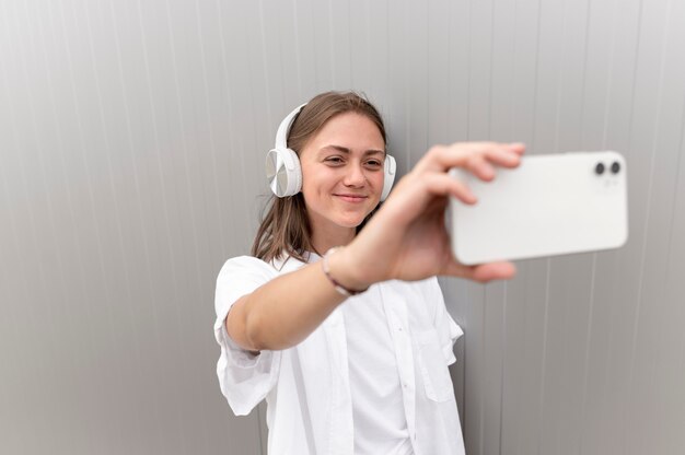Donna caucasica che si fa un selfie con il suo smartphone