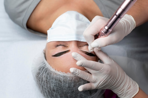 Donna caucasica che si sottopone a un trattamento di microblading